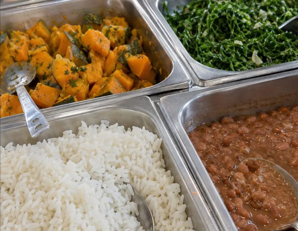 Self-service do Restaurante do Gude com arroz, feijão, abóbora e couve